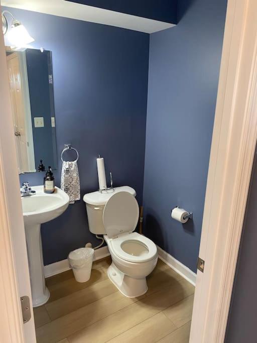 Entire NW Stadium home with pool table and parking, photo 8