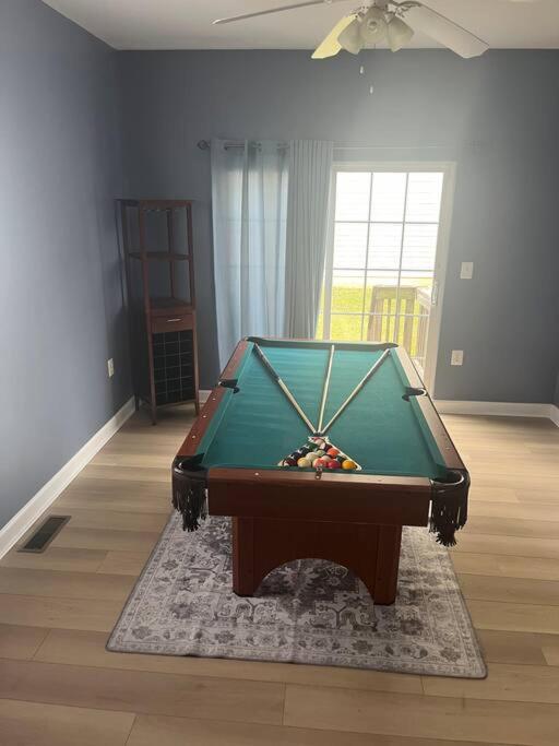 Entire NW Stadium home with pool table and parking, photo 20