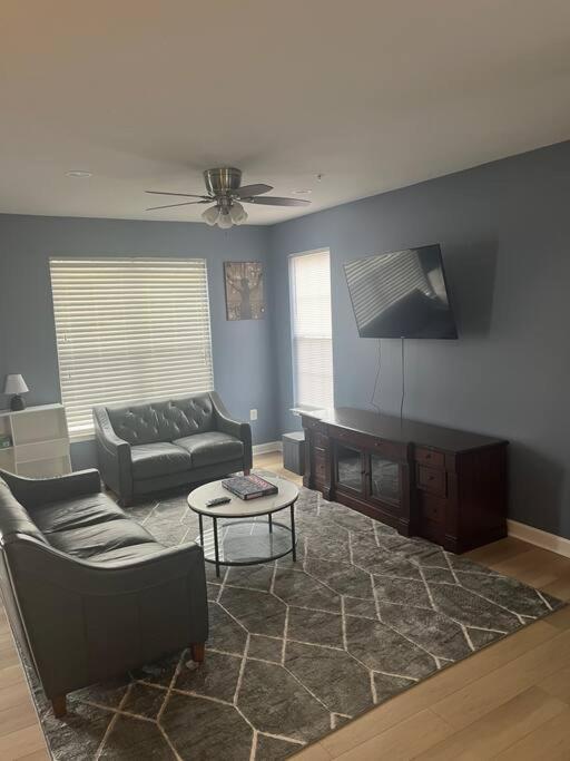 Entire NW Stadium home with pool table and parking, photo 37