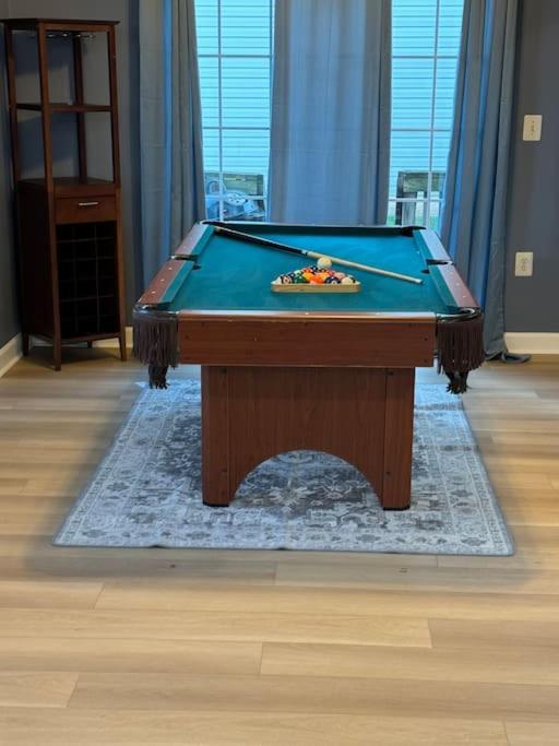 Entire NW Stadium home with pool table and parking, photo 9