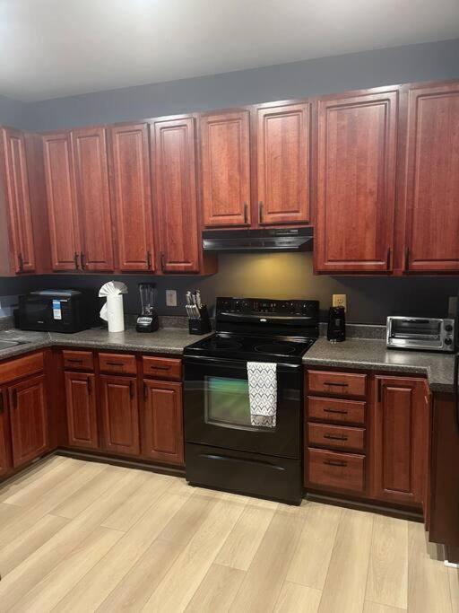 Entire NW Stadium home with pool table and parking, photo 48