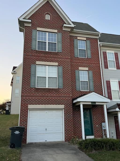 Entire NW Stadium home with pool table and parking, photo 49