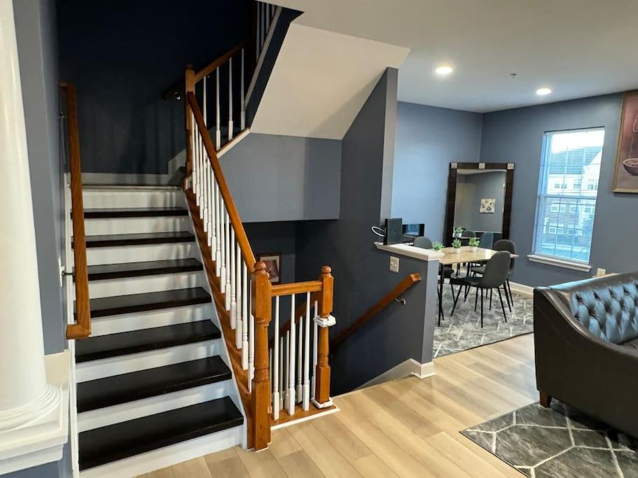Entire NW Stadium home with pool table and parking, photo 40