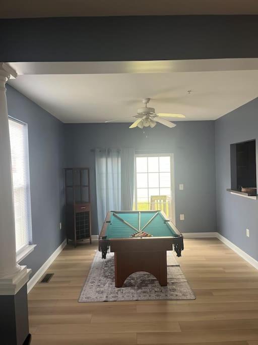 Entire NW Stadium home with pool table and parking, photo 26