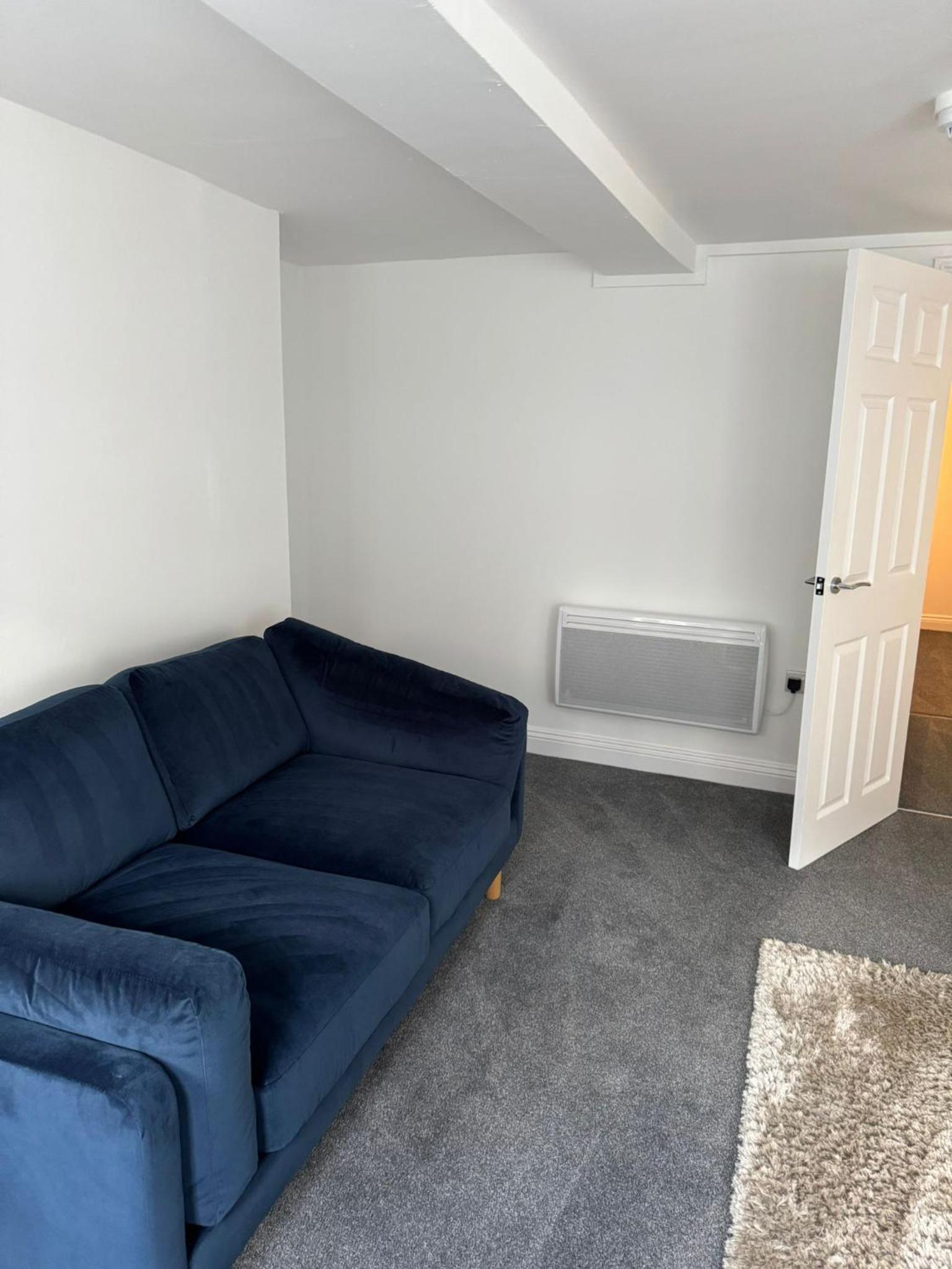 1bed central Gloucester-contractors welcome view 4