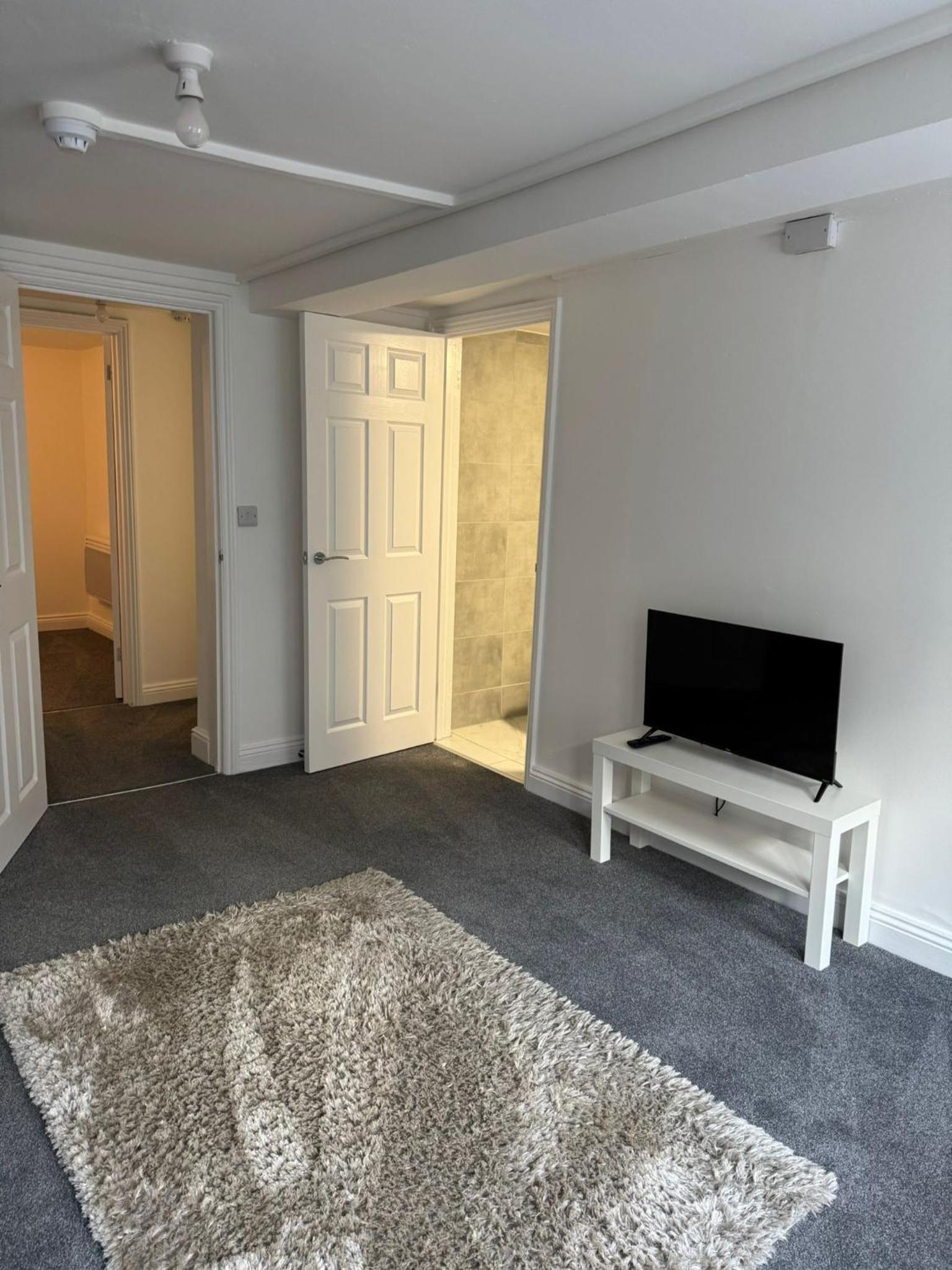 1bed central Gloucester-contractors welcome view 3