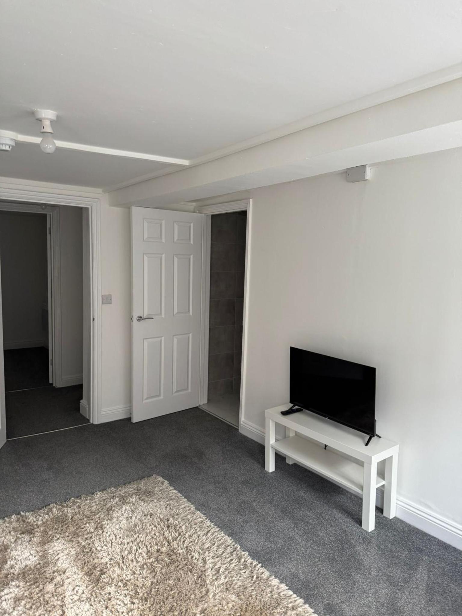 1bed central Gloucester-contractors welcome view 2
