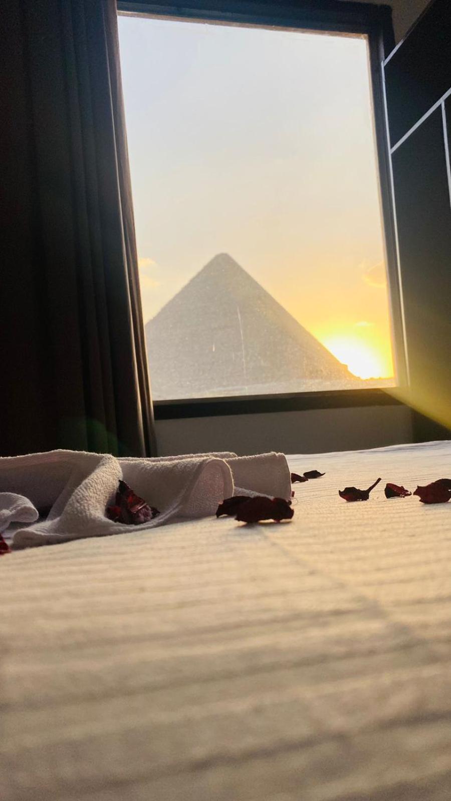 Sola Pyramids inn