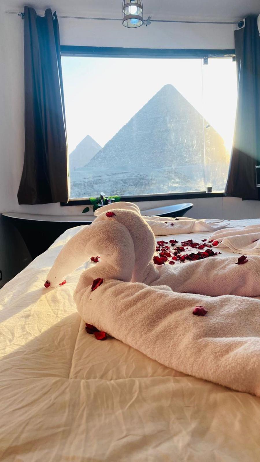 Sola Pyramids inn