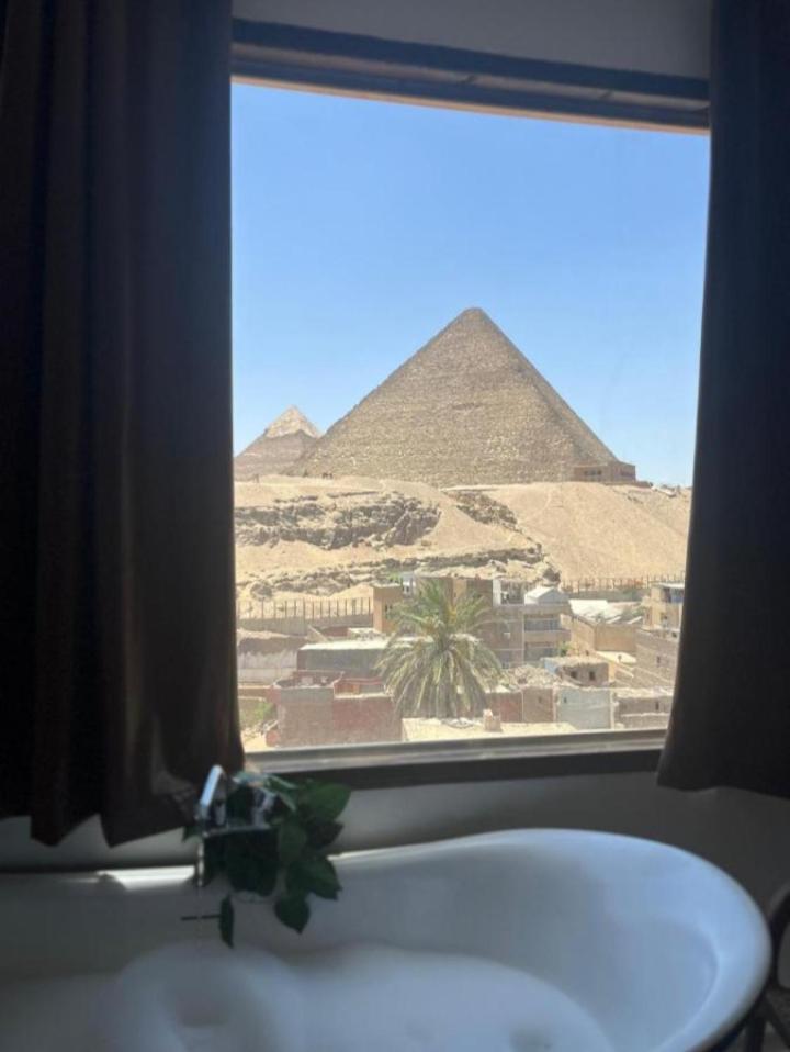 Sola Pyramids inn