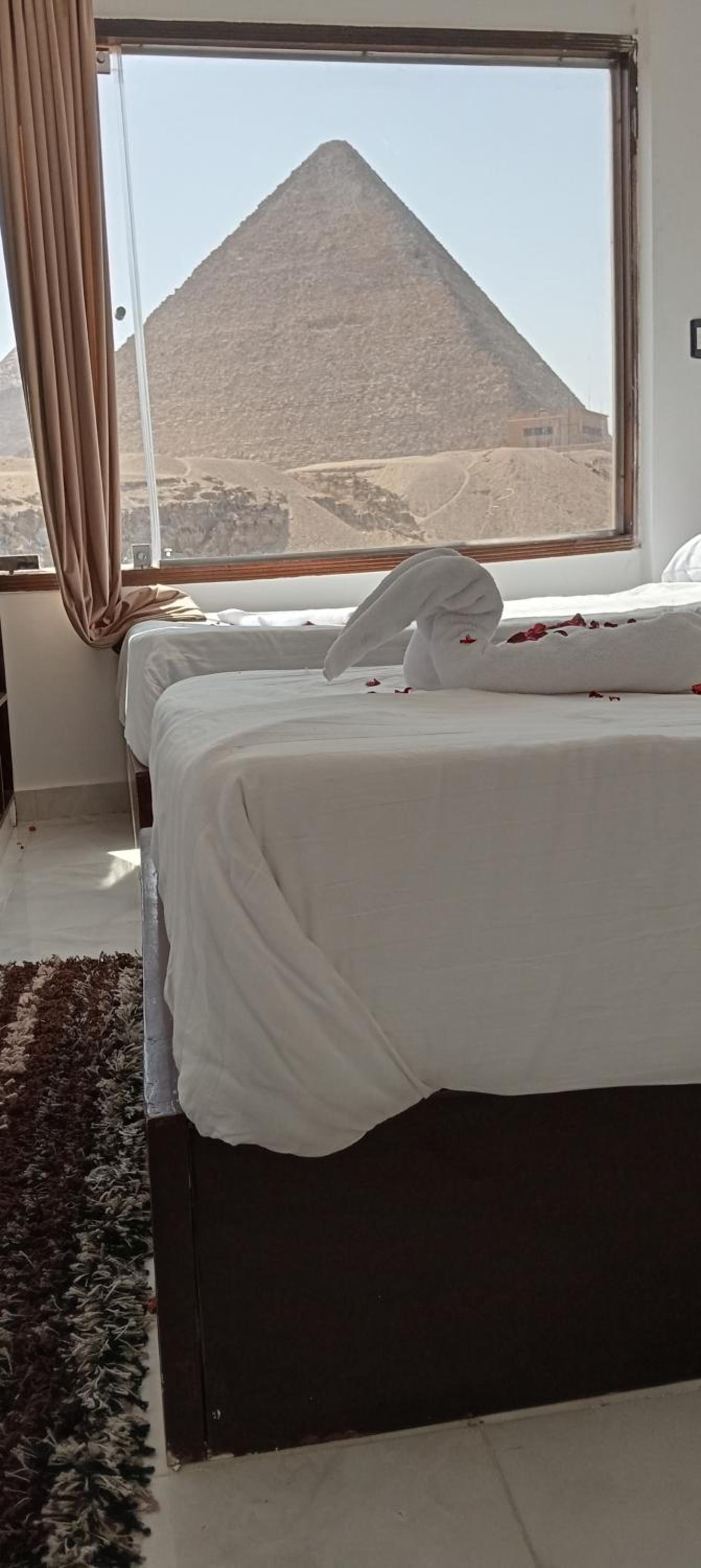 Sola Pyramids inn