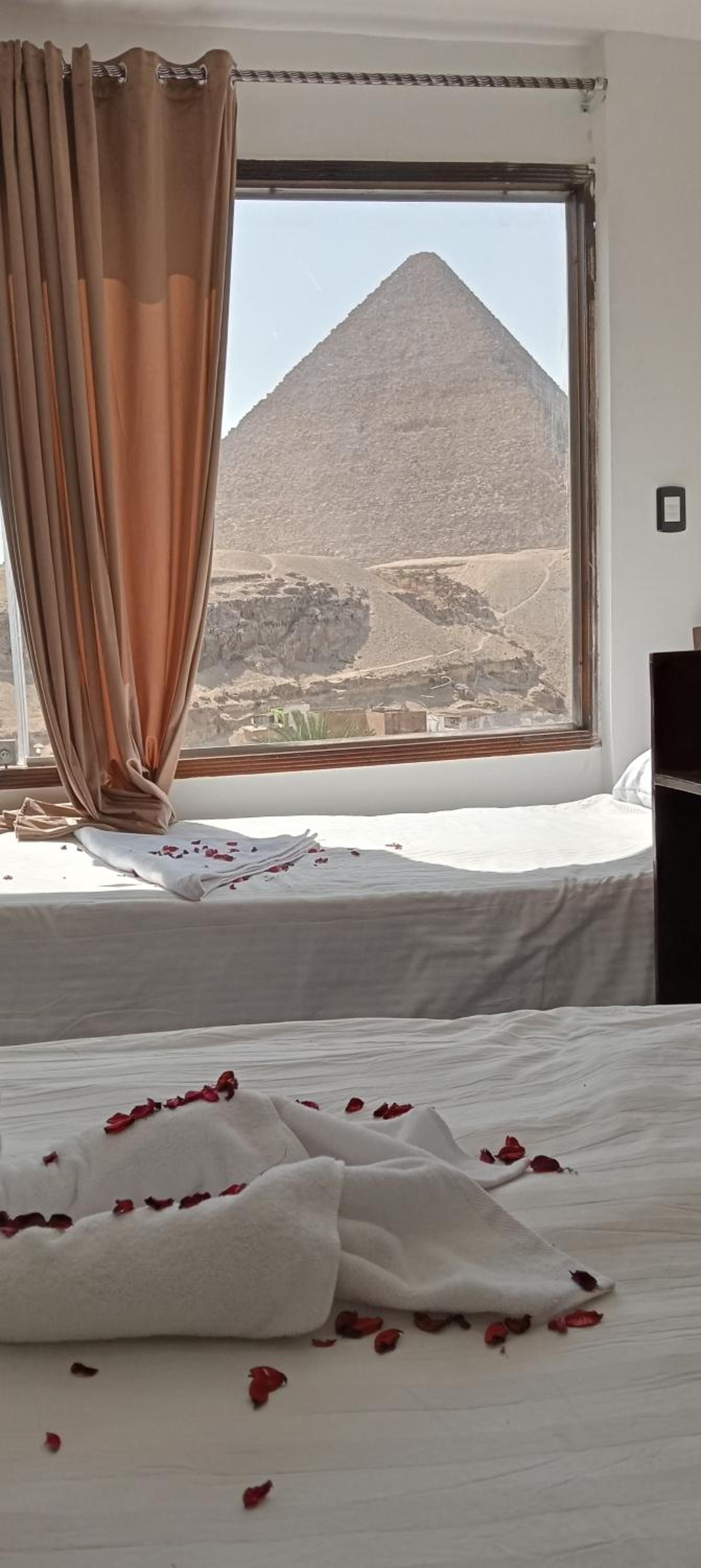 Sola Pyramids inn