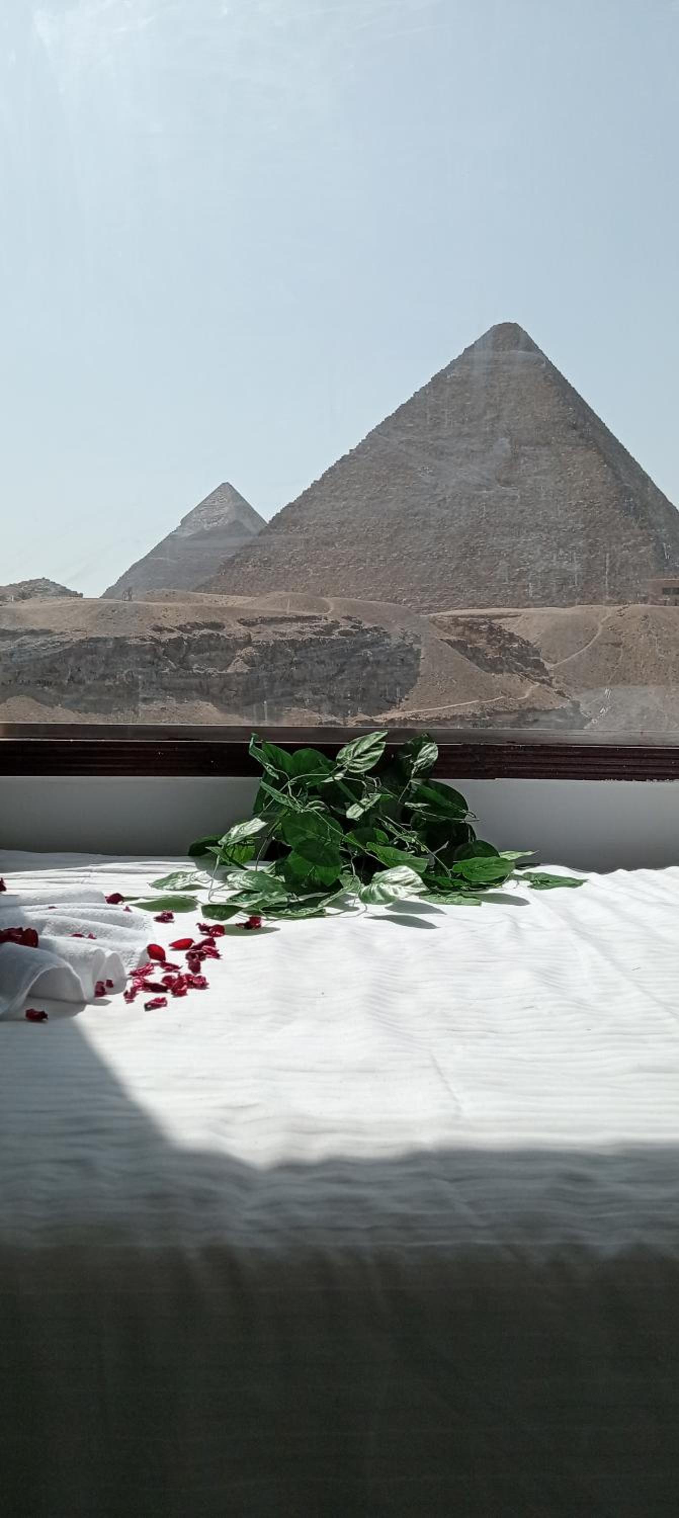 Sola Pyramids inn