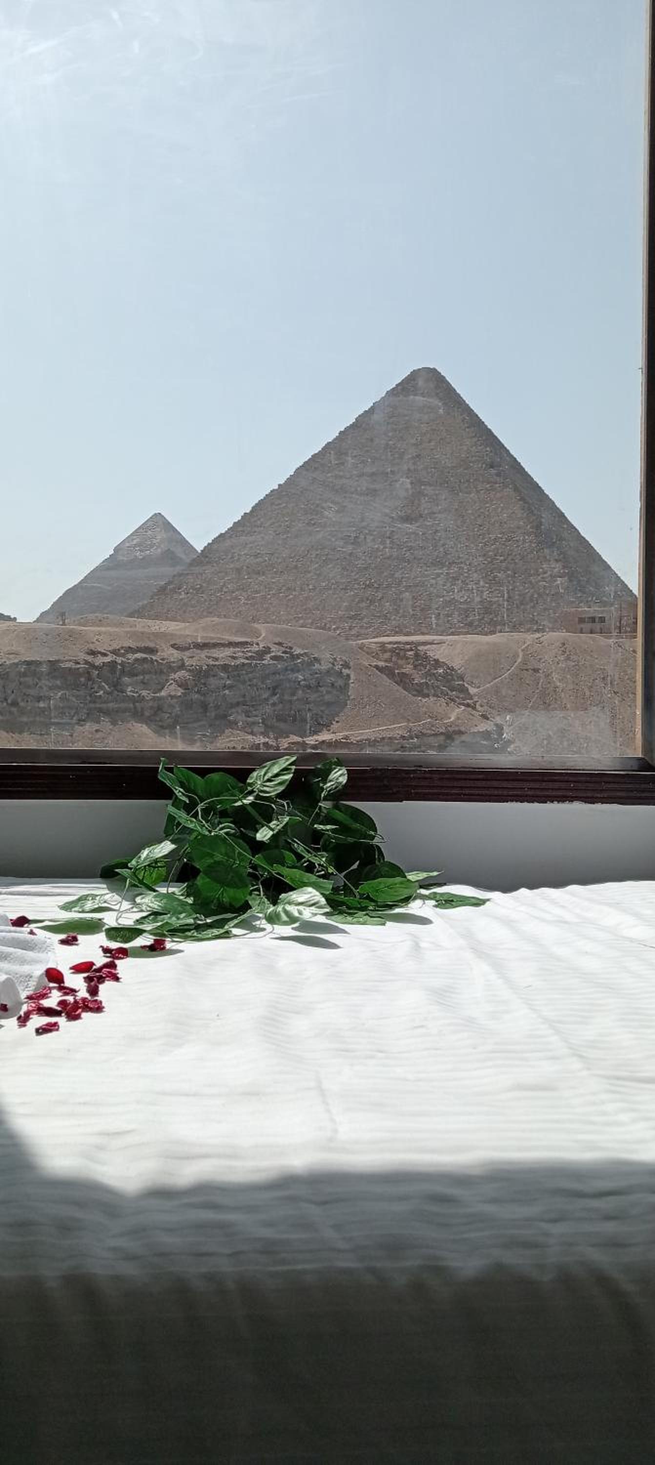 Sola Pyramids inn