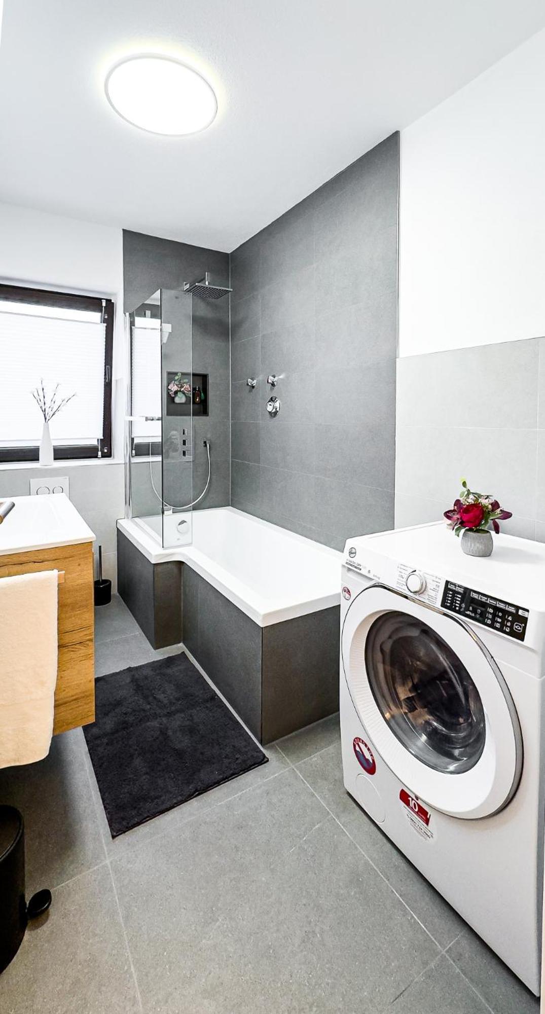 Charmantes 3-Zi-Apartment am Schlössle in Lechhausen-Garage-Balkon-Küche-Smart TV