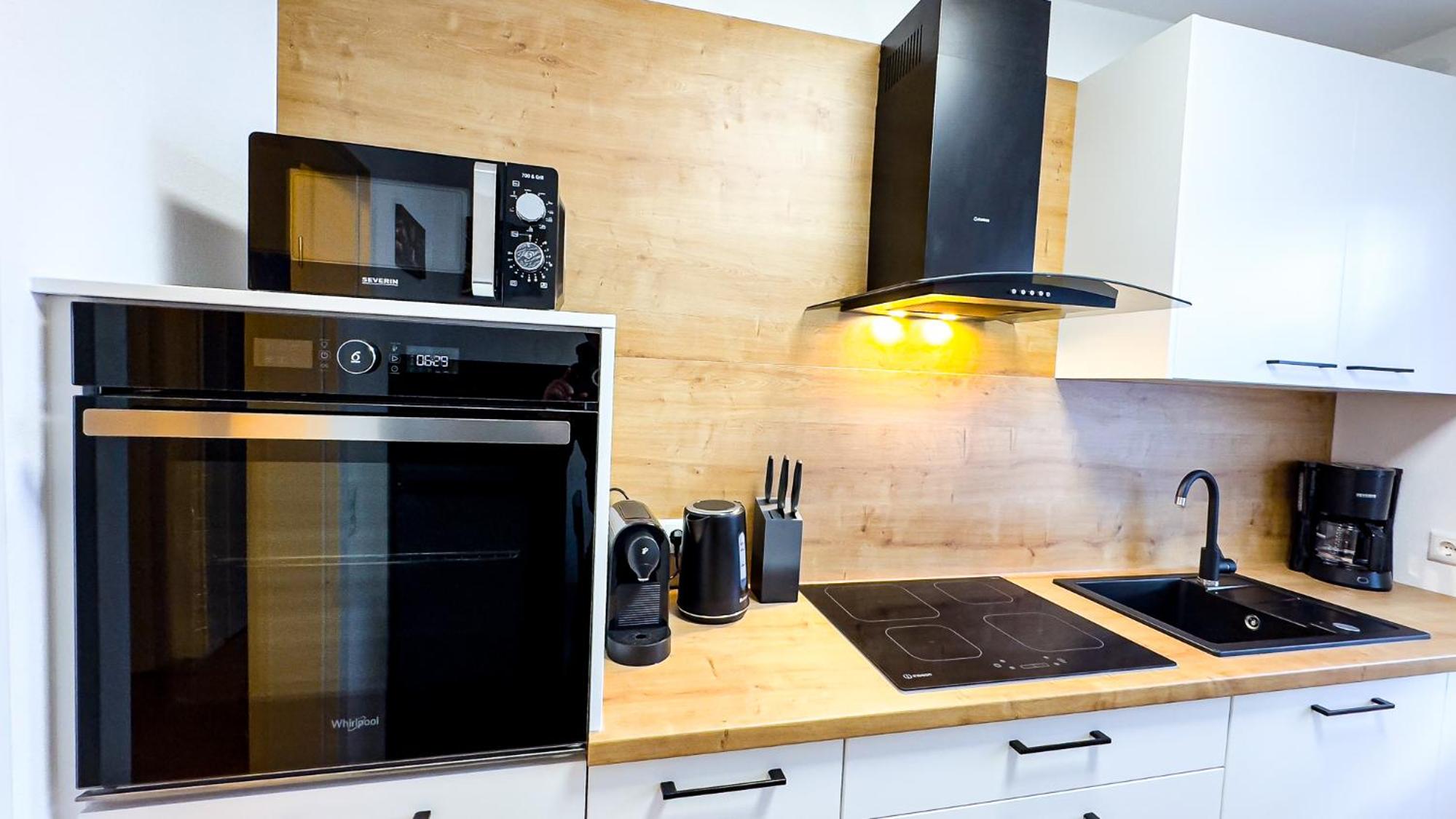 Charmantes 3-Zi-Apartment am Schlössle in Lechhausen-Garage-Balkon-Küche-Smart TV