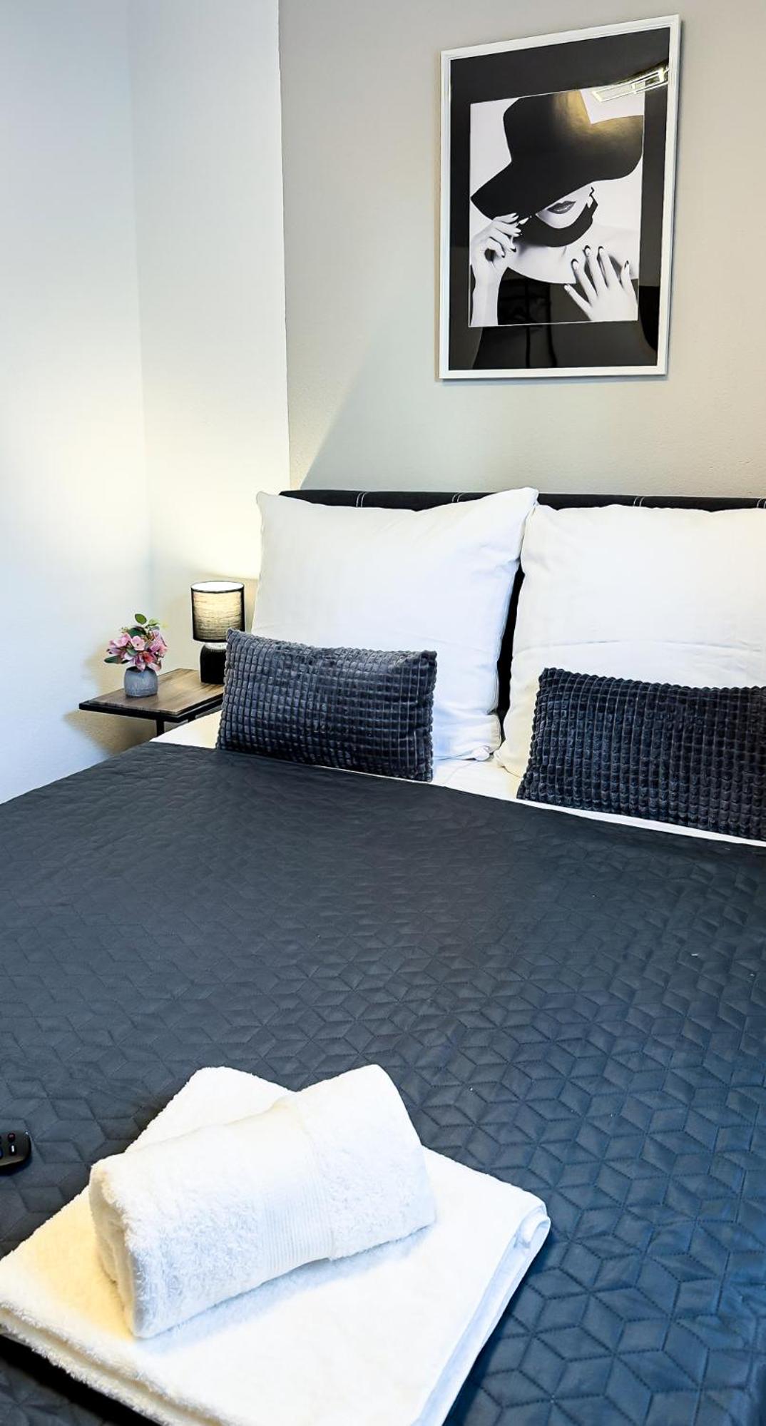 Charmantes 3-Zi-Apartment am Schlössle in Lechhausen-Garage-Balkon-Küche-Smart TV