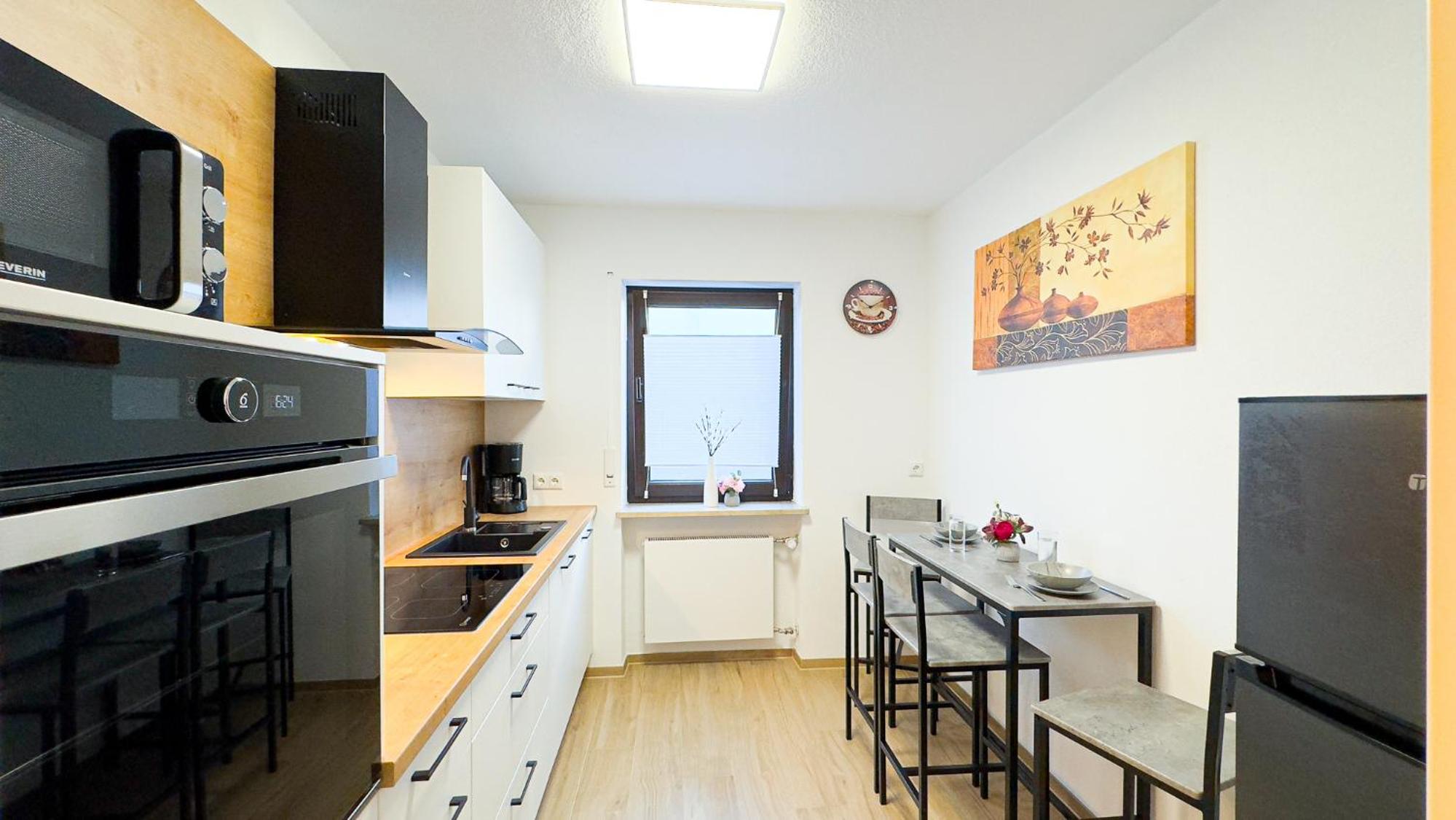 Charmantes 3-Zi-Apartment am Schlössle in Lechhausen-Garage-Balkon-Küche-Smart TV