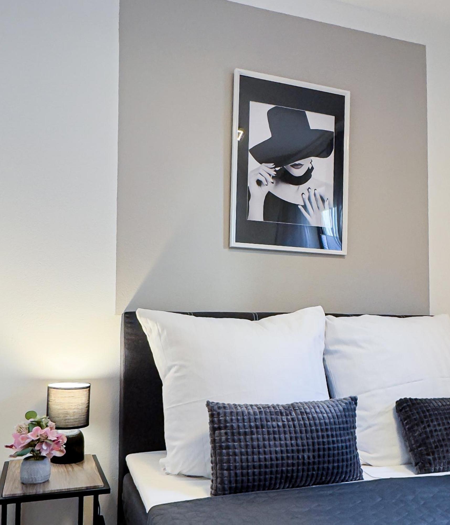 Charmantes 3-Zi-Apartment am Schlössle in Lechhausen-Garage-Balkon-Küche-Smart TV