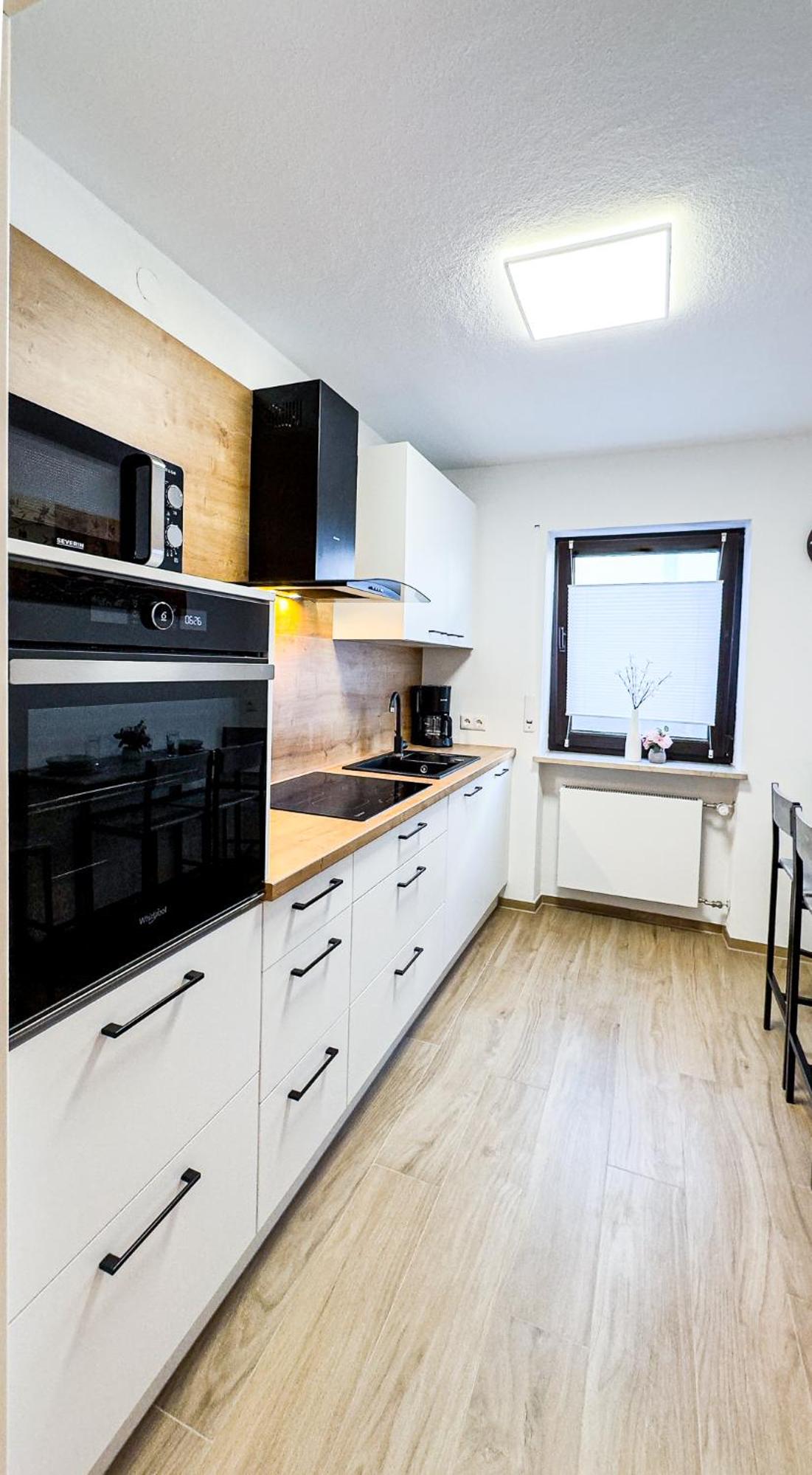 Charmantes 3-Zi-Apartment am Schlössle in Lechhausen-Garage-Balkon-Küche-Smart TV
