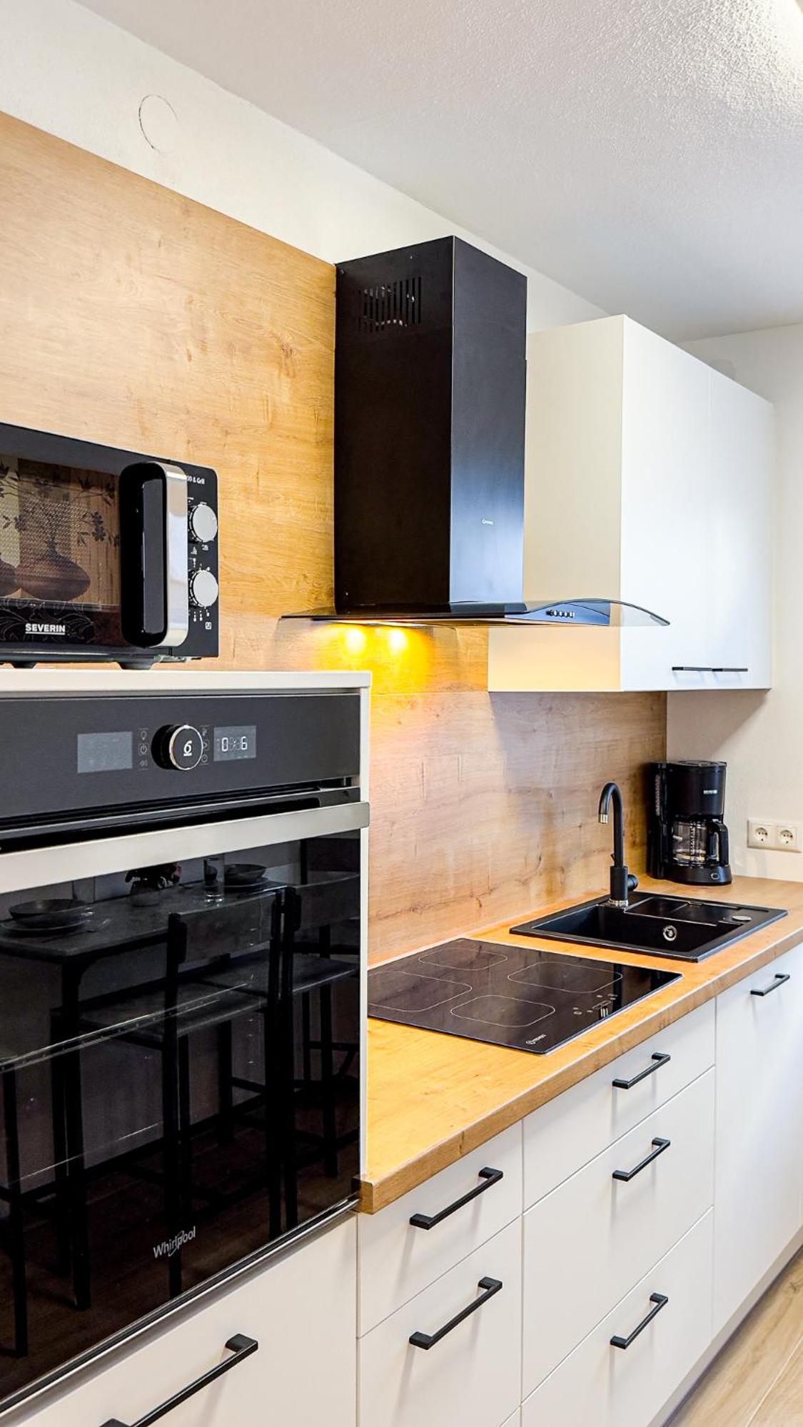 Charmantes 3-Zi-Apartment am Schlössle in Lechhausen-Garage-Balkon-Küche-Smart TV