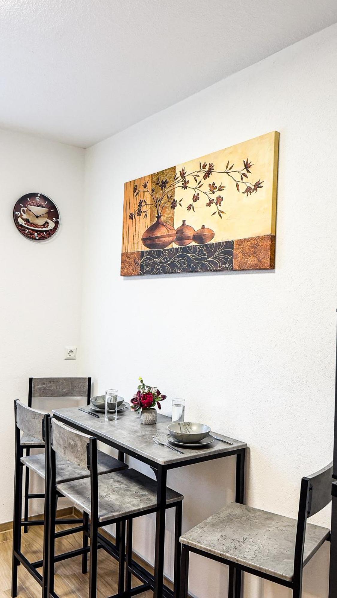 Charmantes 3-Zi-Apartment am Schlössle in Lechhausen-Garage-Balkon-Küche-Smart TV