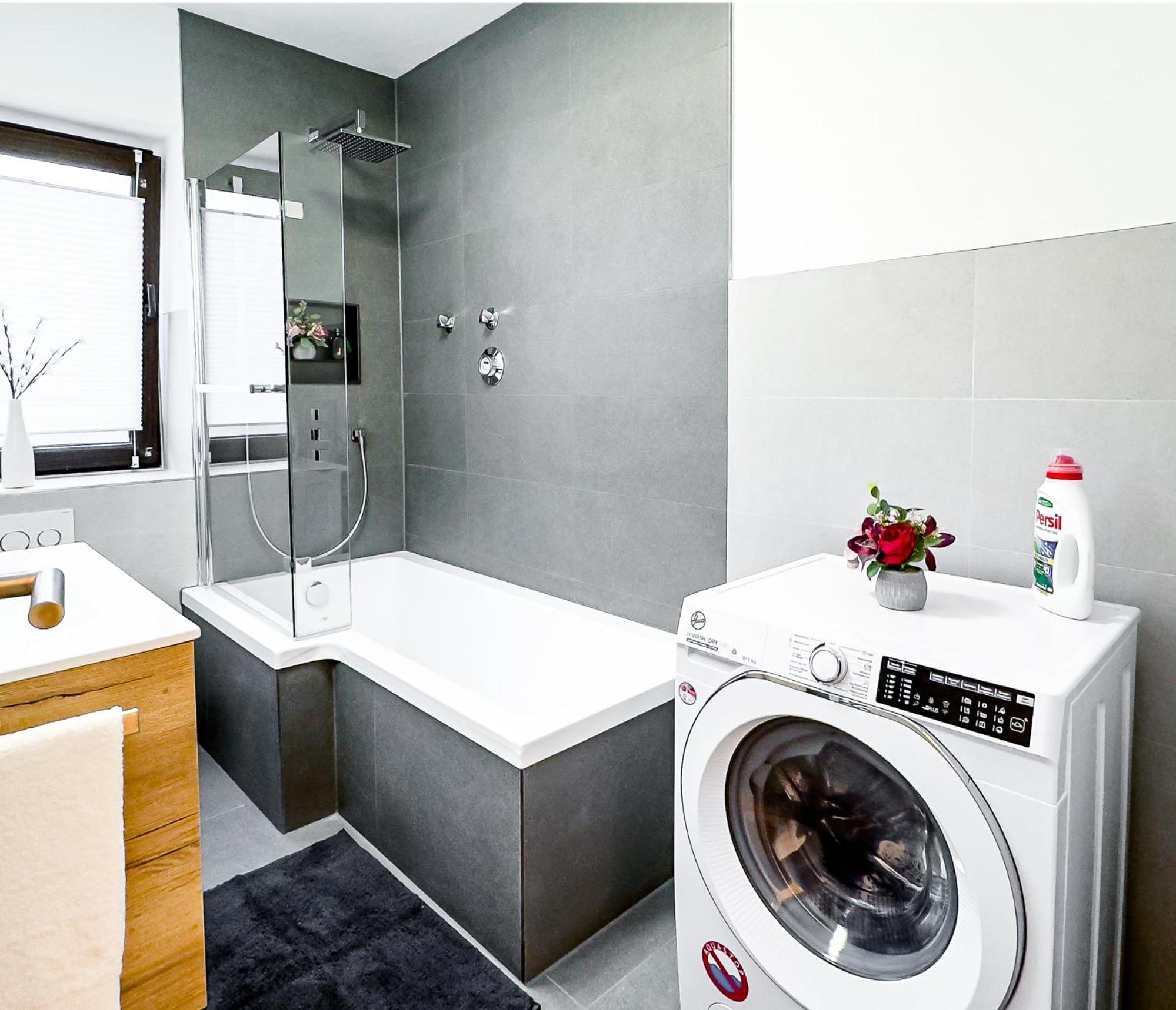 Charmantes 3-Zi-Apartment am Schlössle in Lechhausen-Garage-Balkon-Küche-Smart TV