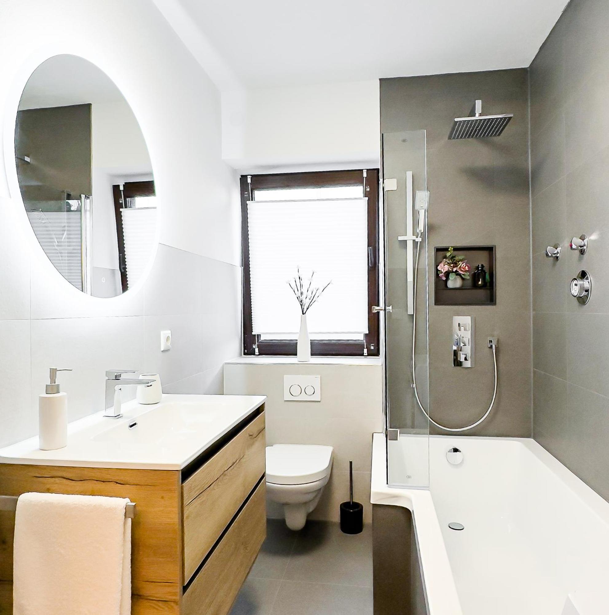 Charmantes 3-Zi-Apartment am Schlössle in Lechhausen-Garage-Balkon-Küche-Smart TV
