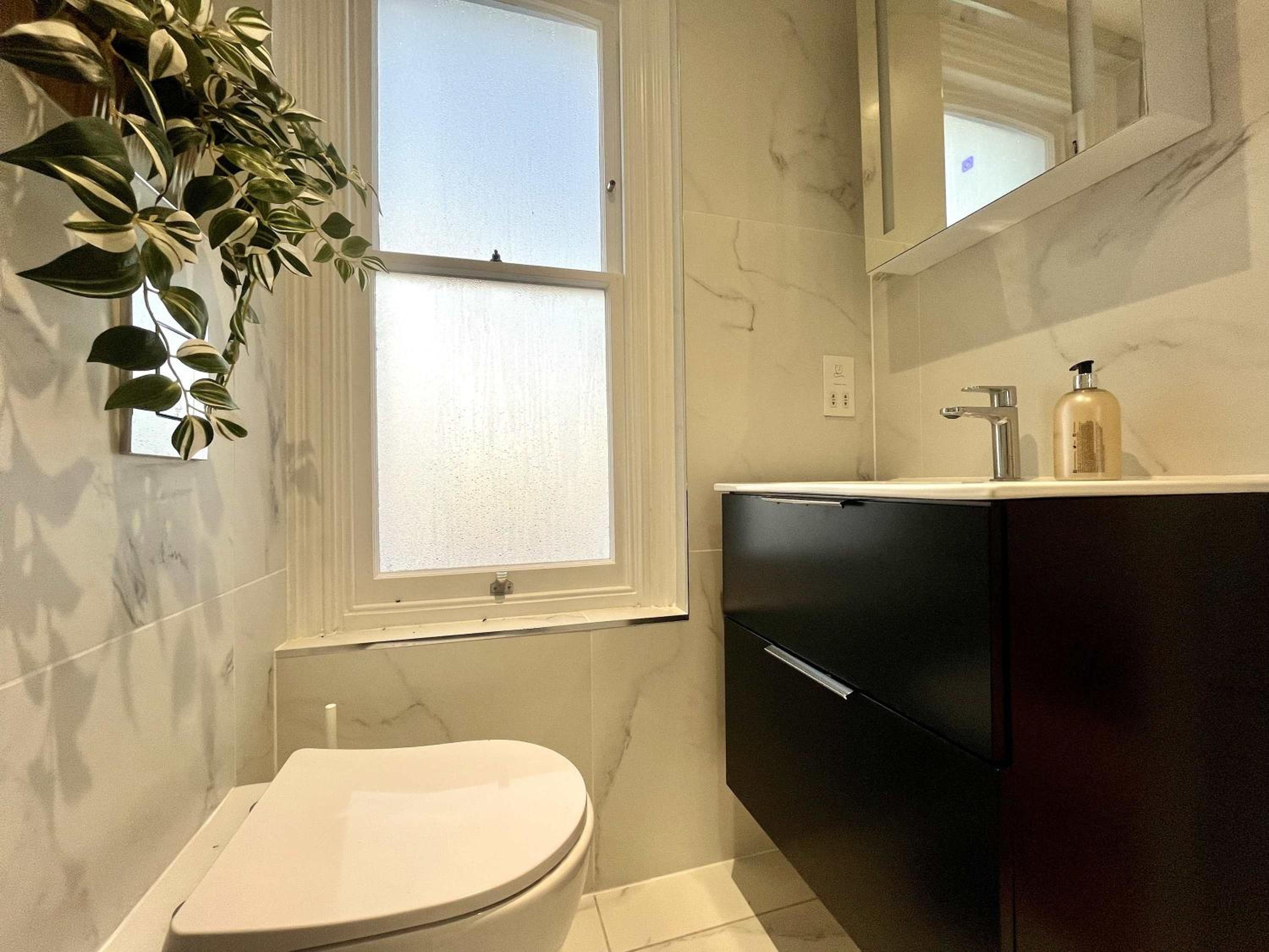 Farnham Vacations - Ash Apartment - Colourful  Unique Central Farnham - Property Image 8