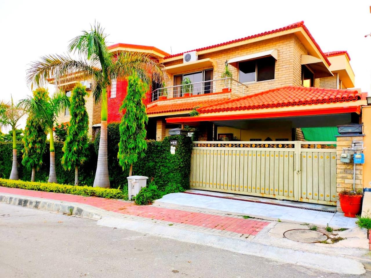 Bait Ul Hassnain Kanal plus Corner 5 bedrooms organic loan, Two car porch and entrance ground,upper portion view 3