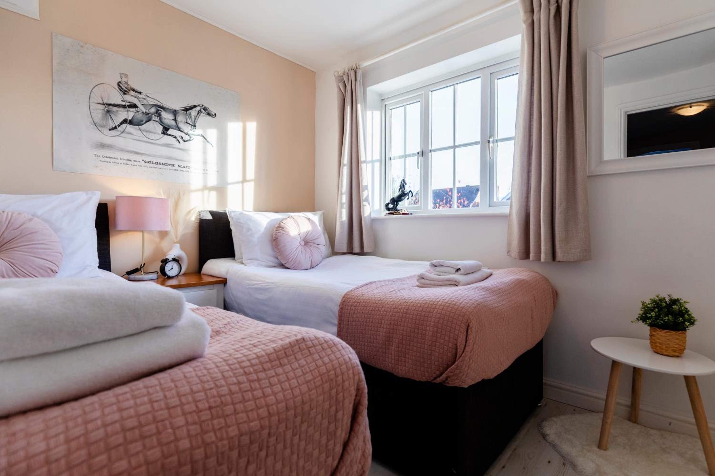 Chichester retreat house with free parking view 5