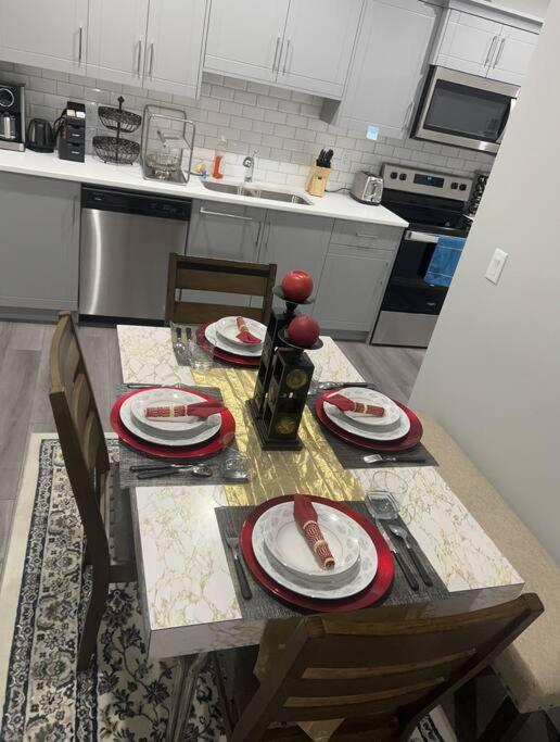 Lovely 2Bd 1Bth suite Free pking separated HVAC