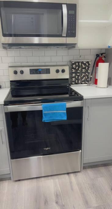 Lovely 2Bd 1Bth suite Free pking separated HVAC