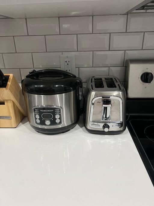 Lovely 2Bd 1Bth suite Free pking separated HVAC
