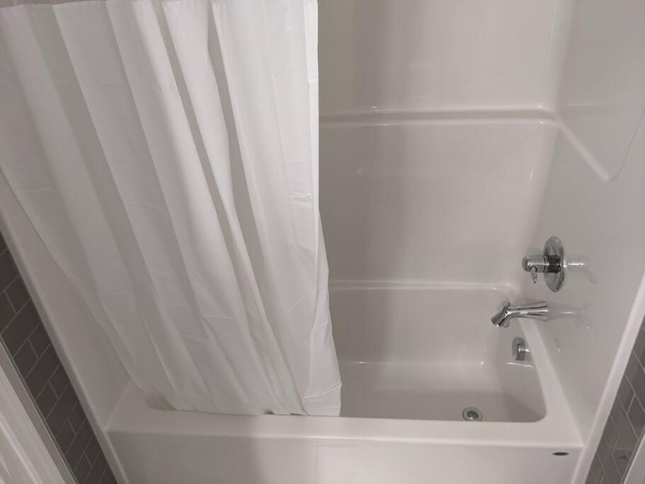 Lovely 2Bd 1Bth suite Free pking separated HVAC