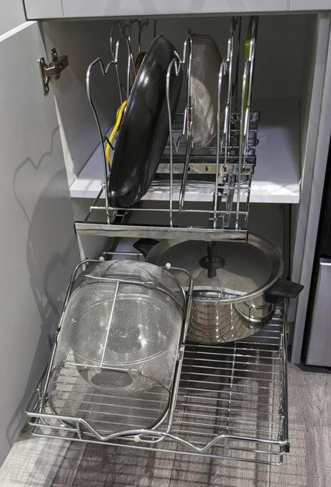 Lovely 2Bd 1Bth suite Free pking separated HVAC