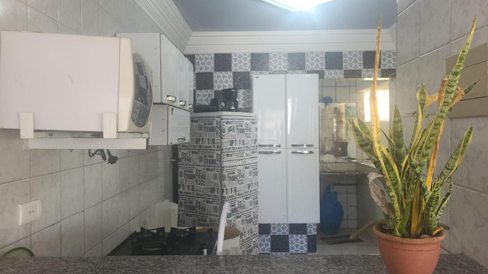 Duplex em Condomínio familiar muito bem mobiliado com 03 quartos e à 200m da praia e 500m do Veneza Water Park
