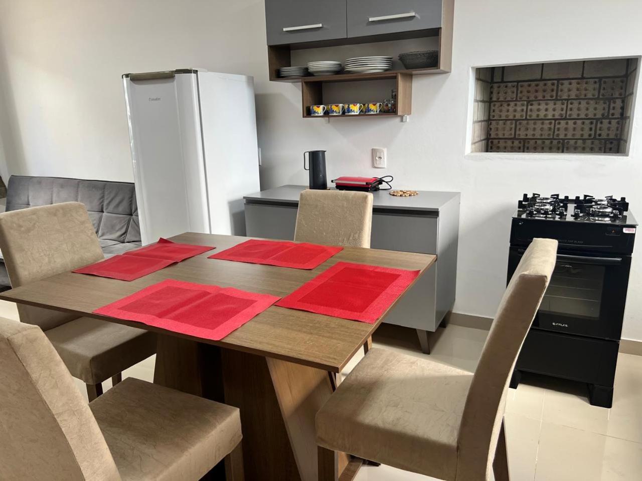 CASA LINDA PARA 6 a 8 PESSOAS COM 3 QUARTOS 3 BANHEIROS , COZINHA COMPLETA, ESTACIONAMENTO A 5 MiNUTOS DA CATEDRAL DE PEDRA