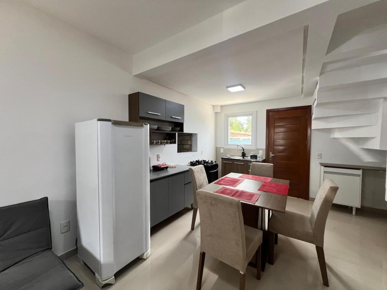 CASA LINDA PARA 6 a 8 PESSOAS COM 3 QUARTOS 3 BANHEIROS , COZINHA COMPLETA, ESTACIONAMENTO A 5 MiNUTOS DA CATEDRAL DE PEDRA
