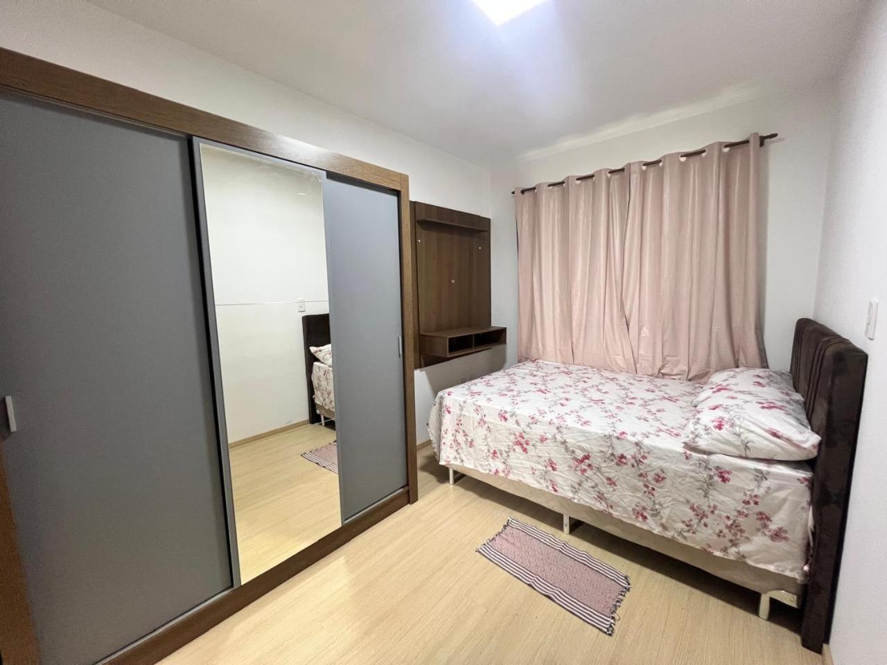 CASA LINDA PARA 6 a 8 PESSOAS COM 3 QUARTOS 3 BANHEIROS , COZINHA COMPLETA, ESTACIONAMENTO A 5 MiNUTOS DA CATEDRAL DE PEDRA