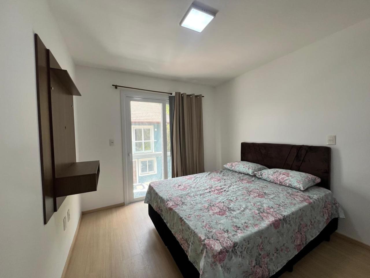 CASA LINDA PARA 6 a 8 PESSOAS COM 3 QUARTOS 3 BANHEIROS , COZINHA COMPLETA, ESTACIONAMENTO A 5 MiNUTOS DA CATEDRAL DE PEDRA