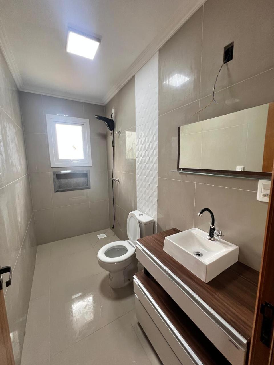 CASA LINDA PARA 6 a 8 PESSOAS COM 3 QUARTOS 3 BANHEIROS , COZINHA COMPLETA, ESTACIONAMENTO A 5 MiNUTOS DA CATEDRAL DE PEDRA