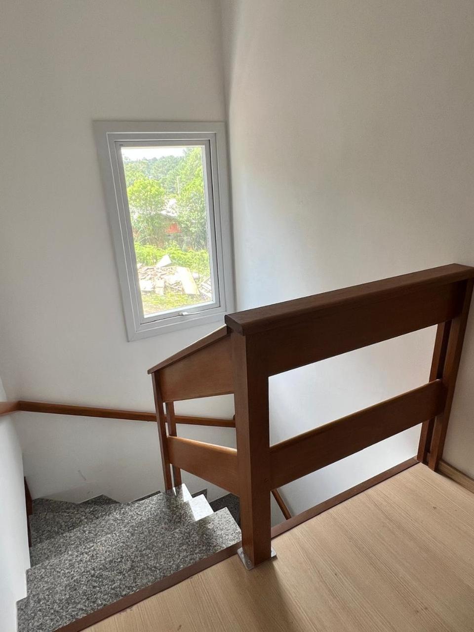 CASA LINDA PARA 6 a 8 PESSOAS COM 3 QUARTOS 3 BANHEIROS , COZINHA COMPLETA, ESTACIONAMENTO A 5 MiNUTOS DA CATEDRAL DE PEDRA