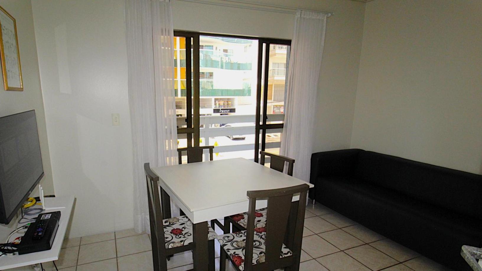 1018 Apartamento na quadra do mar um dormitório