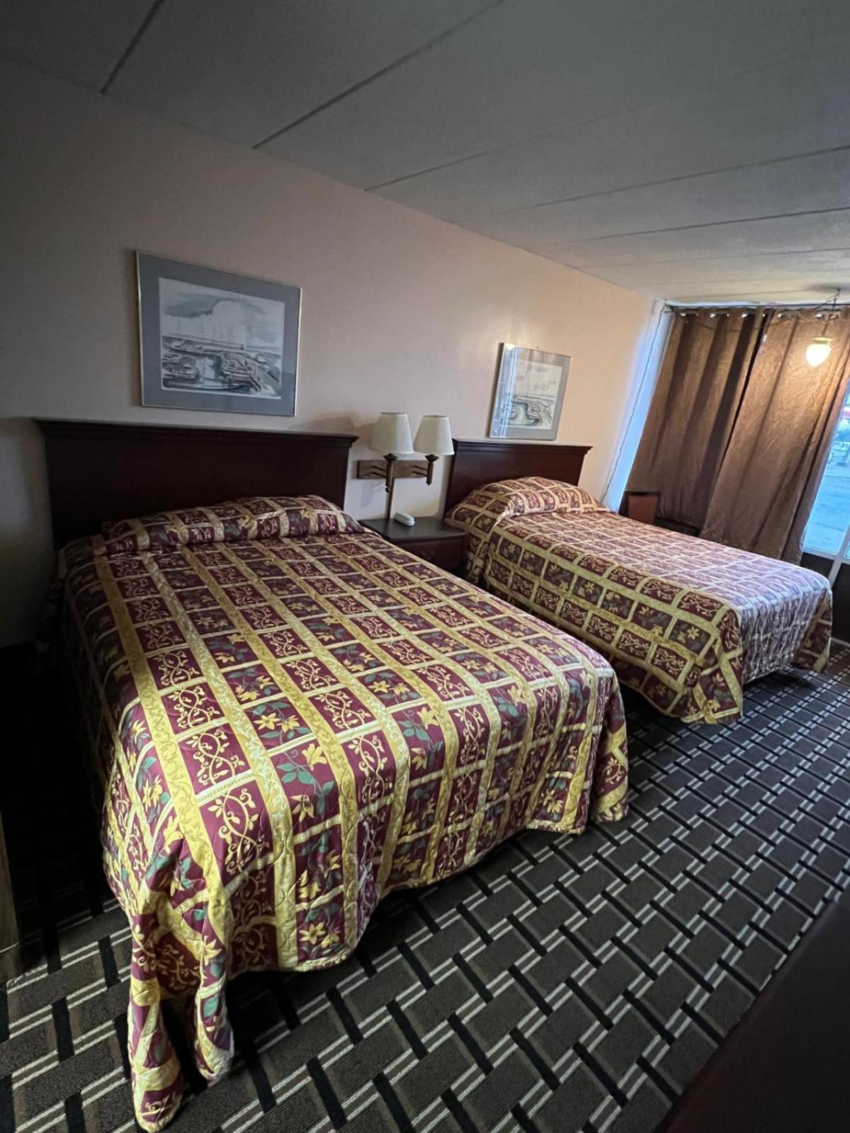 Budget Host Village Inn