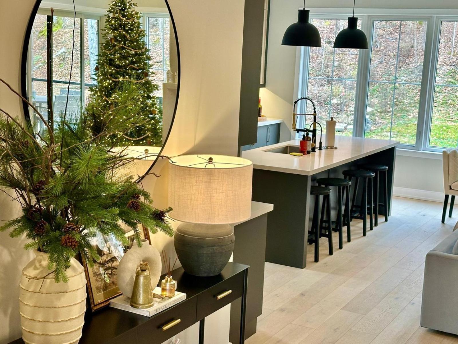 Luxury Farmhouse Stay With Hot Tub