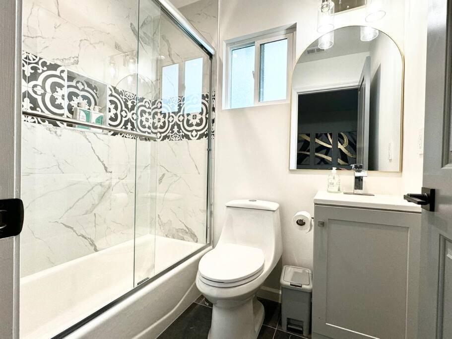 Cozy 2 Bedroom 2 Bath Cottage in Hollywood with Private Yard