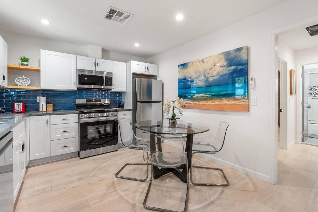 Cozy 2 Bedroom 2 Bath Cottage in Hollywood with Private Yard