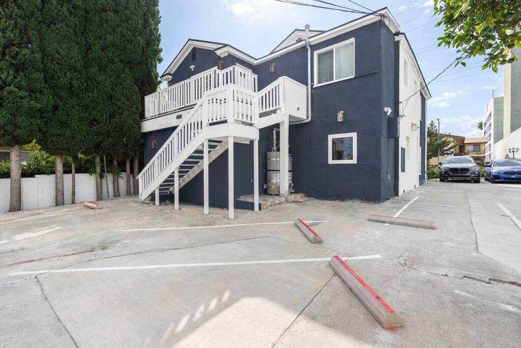 Cozy 2 Bedroom 2 Bath Cottage in Hollywood with Private Yard