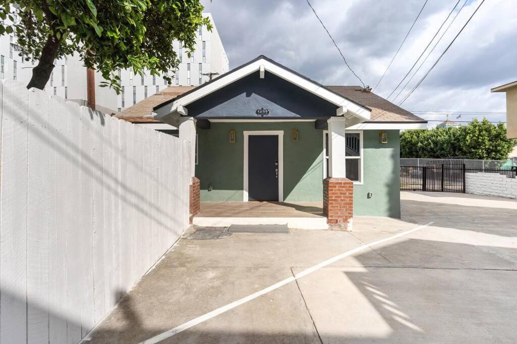 Cozy 2 Bedroom 2 Bath Cottage in Hollywood with Private Yard